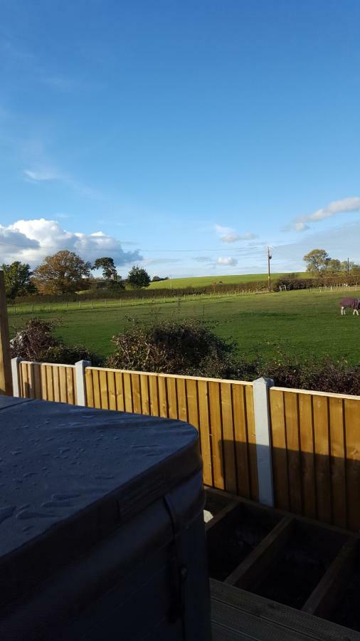 Villa Ruth'S Refresh Country Retreat With Private Hot Tub à Shrewsbury Extérieur photo